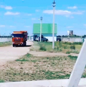 <p>Очередная партия самосвалов SHACMAN уже на СВХ. Сегодня готовим к подаче декларацию. Наш СВХ &laquo;Либерал Вэльюз&raquo; расположен в селе Веселоярск Рубцовского района Алтайского края, на маршруте логистики доставки автобусов, самосвалов Зимунай-Майкапчагай &ndash; РФ. Если Ваши Клиенты находятся в Сибири, на Урале, в Европейской части РФ, обязательно получите наше коммерческое предложение на брокерские услуги и услуги СВХ.</p>
